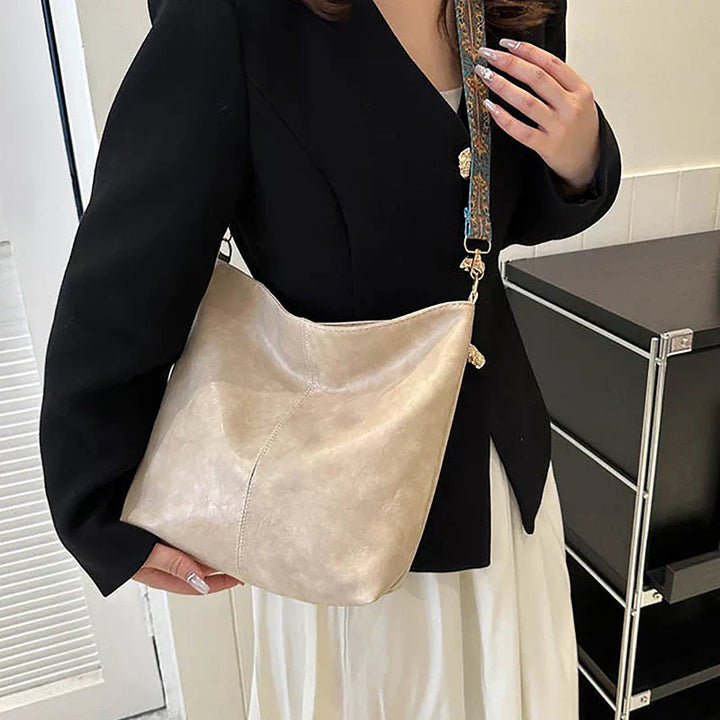 Embjørg | Klassische Schultertasche für Damen mit verstellbarem gemustertem Tragegurt