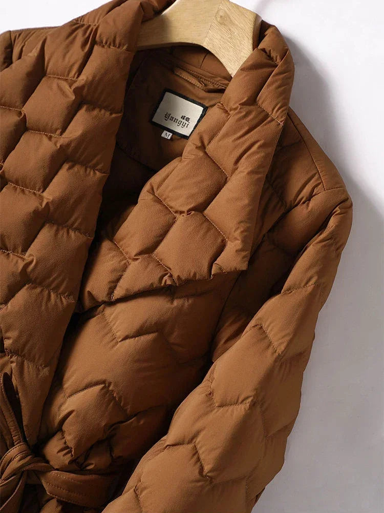 Assunta | Elegante Daunenjacke für Damen mit Gürtel und langen Ärmeln