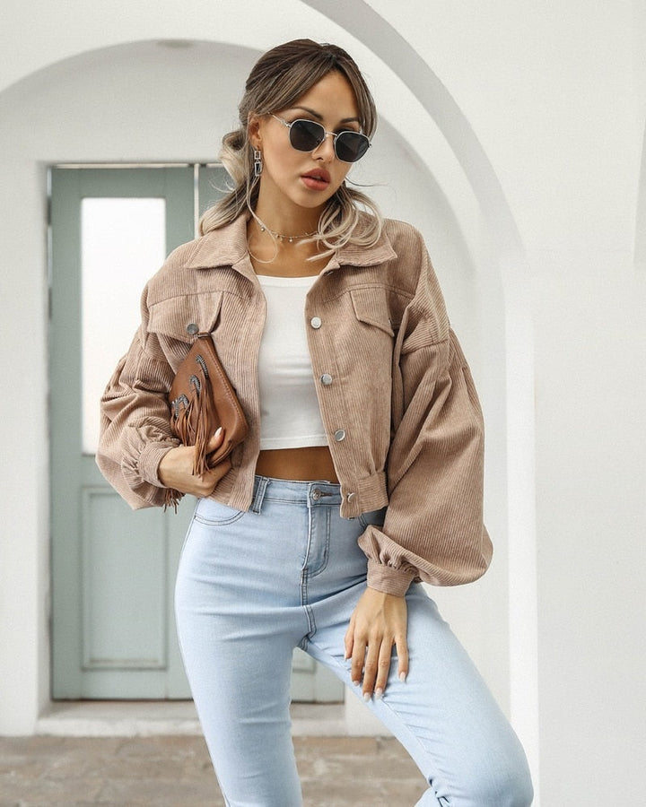 Mila | Damen-Kurzjacke mit Knöpfen und Taschen