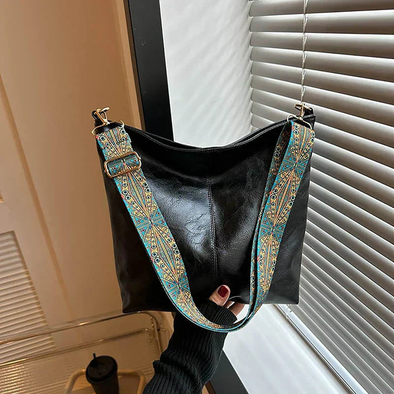 Embjørg | Klassische Schultertasche für Damen mit verstellbarem gemustertem Tragegurt