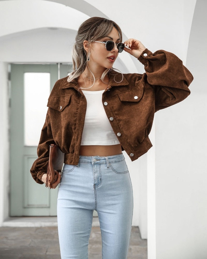 Mila | Damen-Kurzjacke mit Knöpfen und Taschen