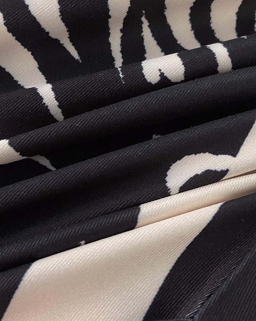 Hodiah | Schickes Plissee-Midikleid für Damen mit V-Ausschnitt und kurzen Ärmeln
