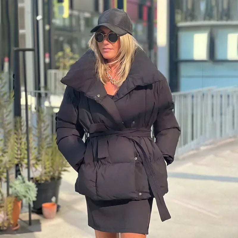 Lily | Federweiche Daunenjacke für Damen mit Kapuze und langen Ärmeln