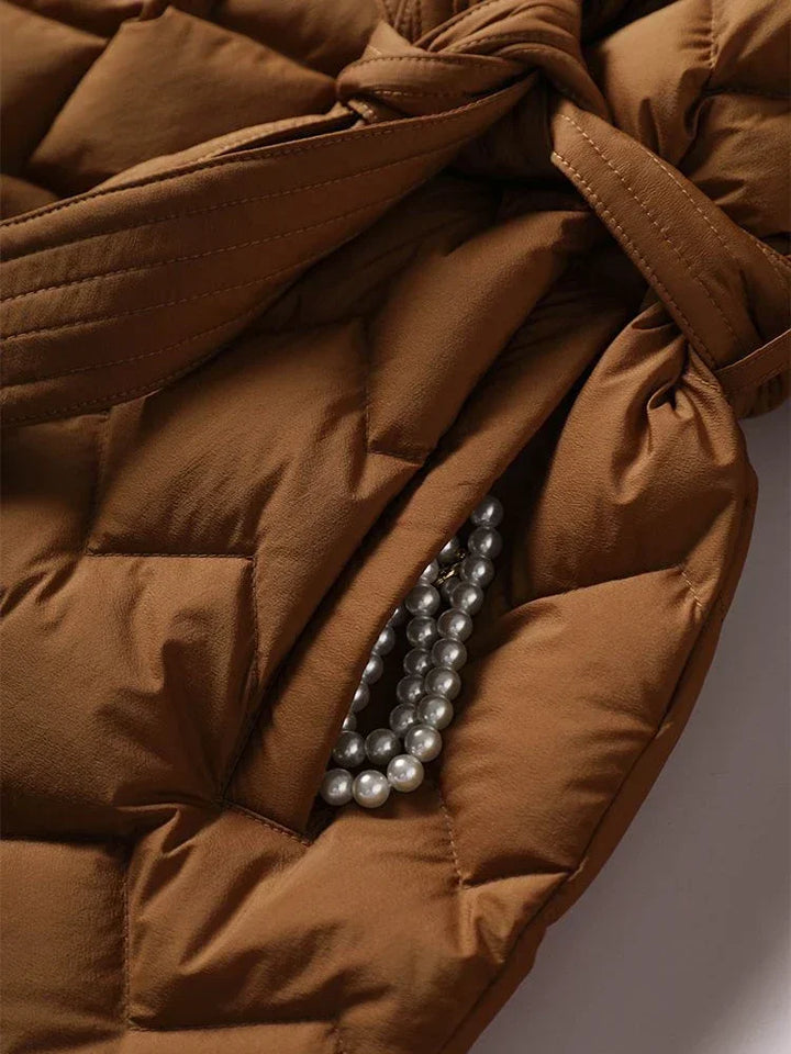 Assunta | Elegante Daunenjacke für Damen mit Gürtel und langen Ärmeln