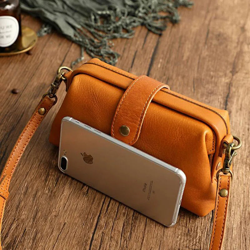 Herdis | Klassische und kompakte Tasche in warmem Cognac-Ton für Damen