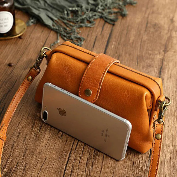 Herdis | Klassische und kompakte Tasche in warmem Cognac-Ton für Damen