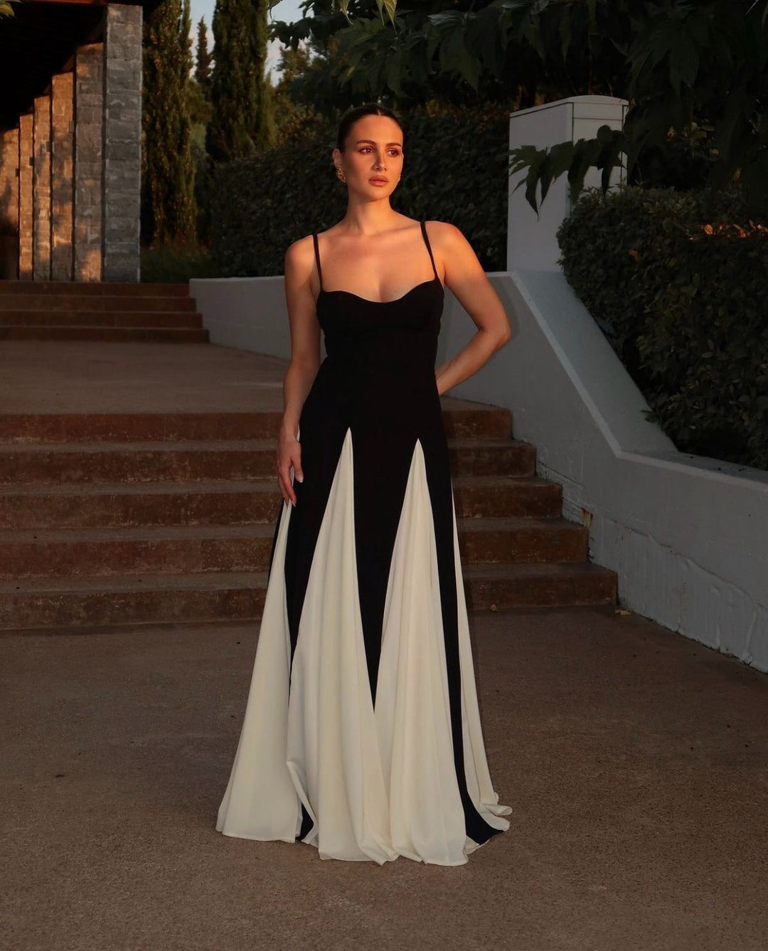 Eliana | Maxikleid für Damen mit Paneelen, V-Ausschnitt und kurzen Ärmeln