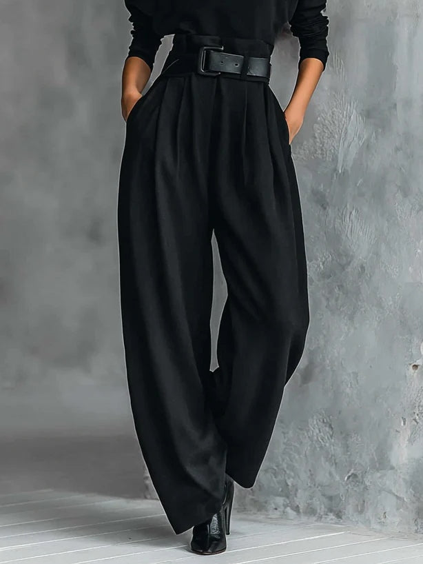 Schwarzes Rollkragenoberteil für Damen mit langen Ärmeln und gerade geschnittene Hose mit Gürtel