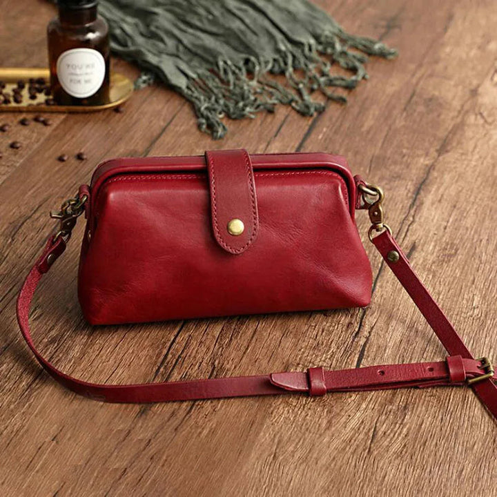 Herdis | Klassische und kompakte Tasche in warmem Cognac-Ton für Damen
