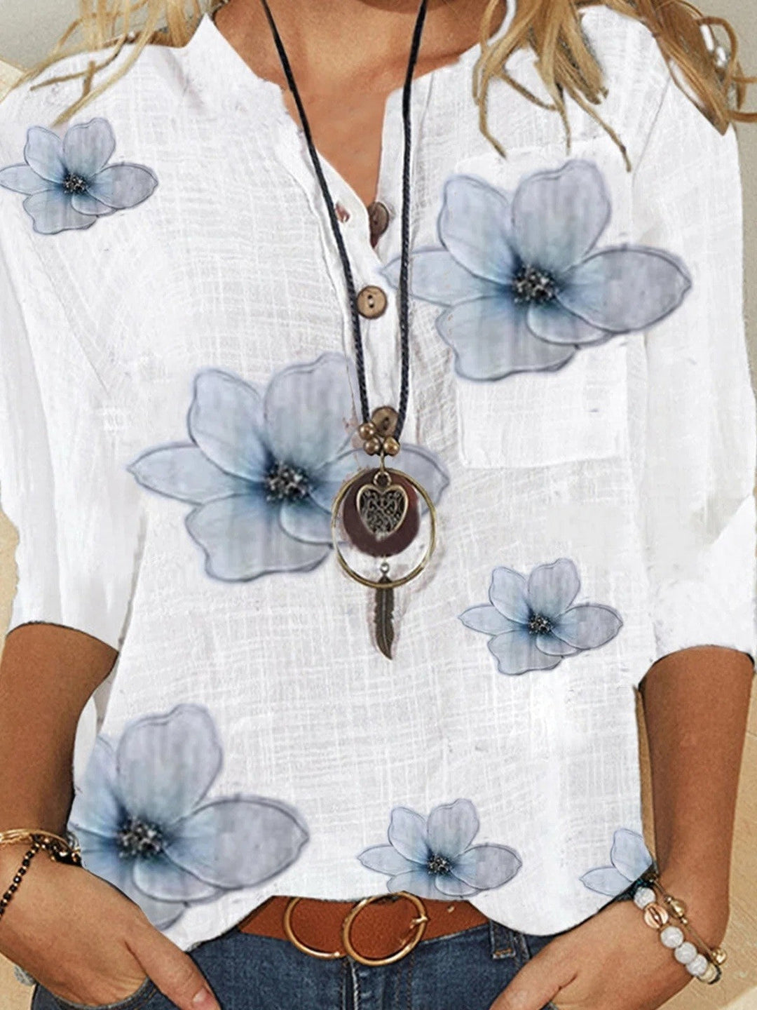 Damenbluse mit floralem V-Ausschnitt und Knopfleiste