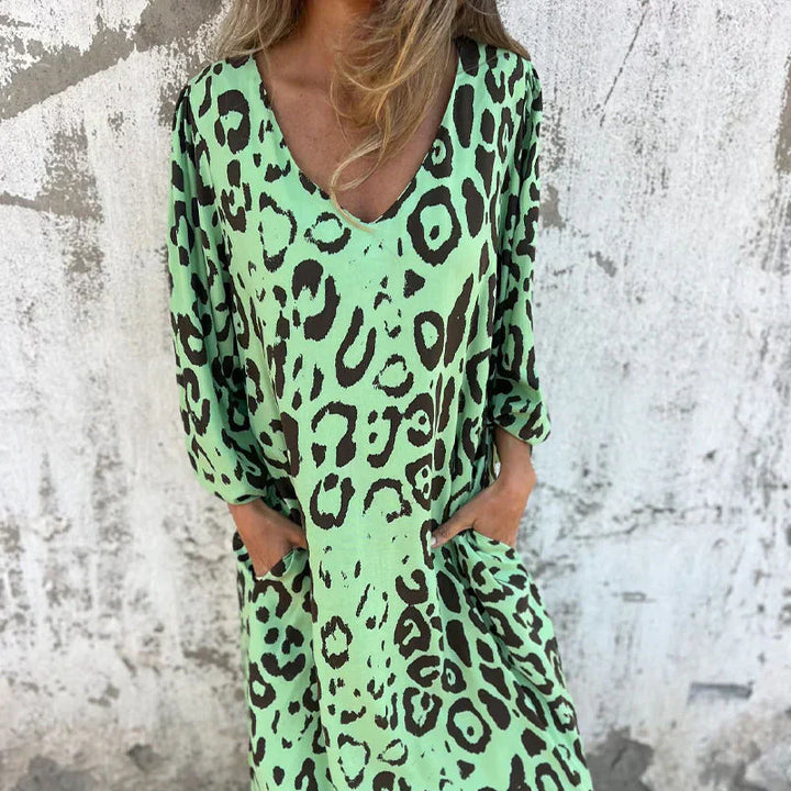 Nala | Safari Chic Leopardenkleid für Damen mit V-Ausschnitt und 3/4-Ärmeln