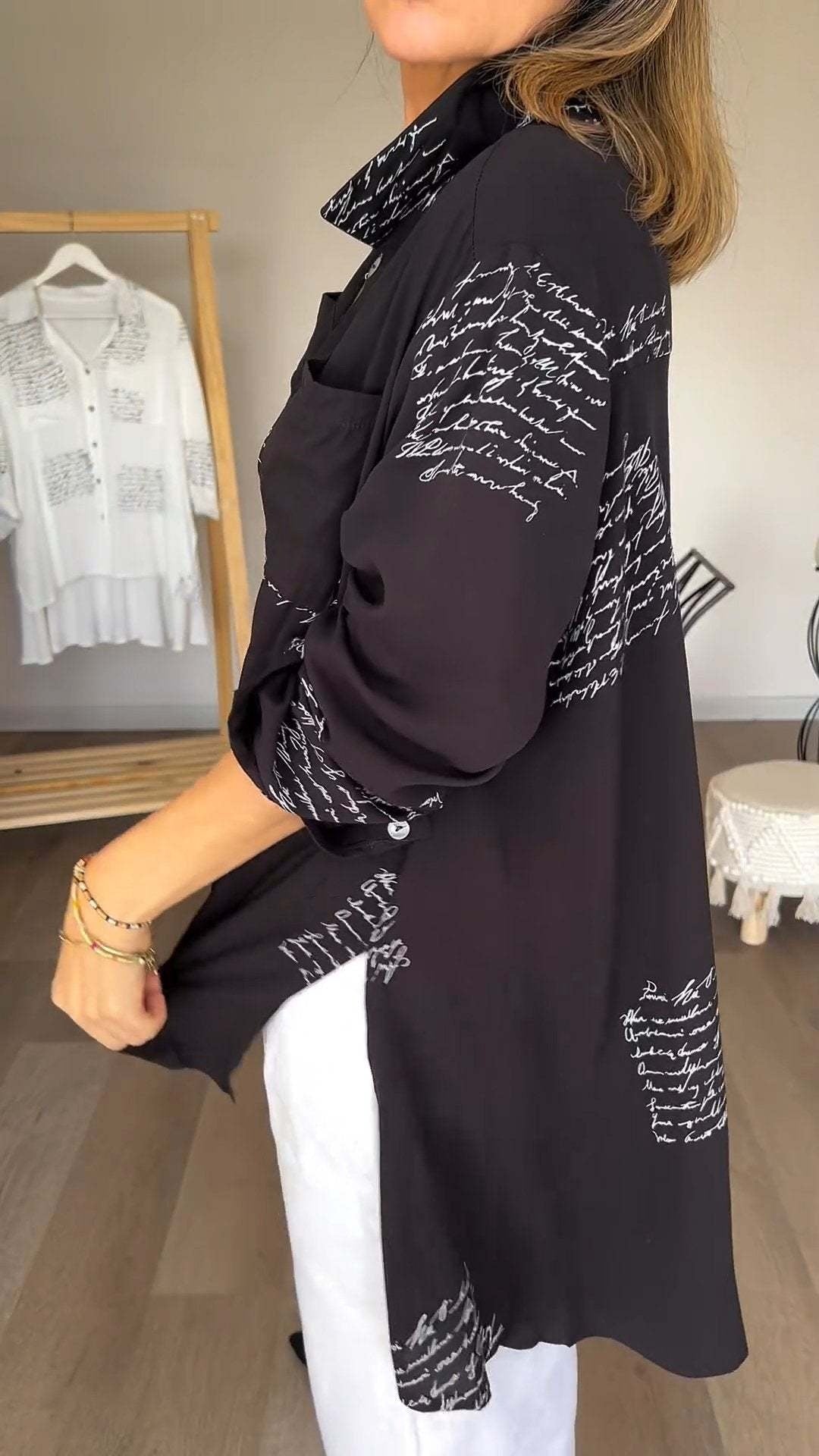 Carla | Handgeschriebene Button-Up-Bluse mit langen Ärmeln