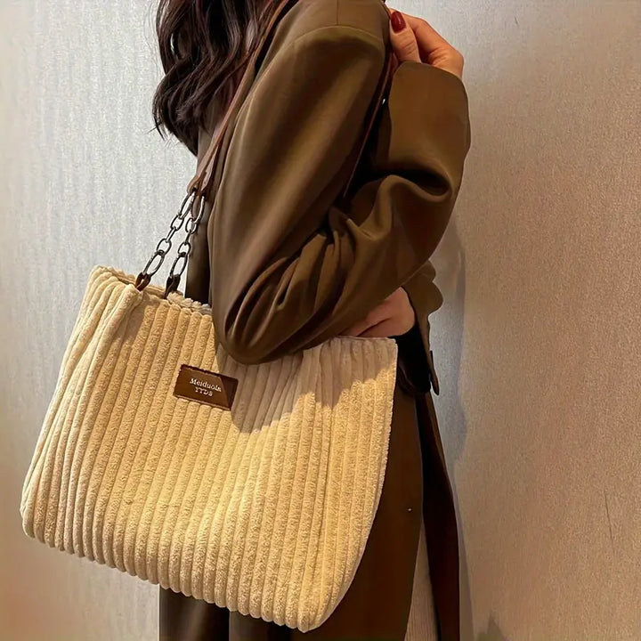 Alvhilde | Weiche gerippte Tasche für Damen mit stylischer Metallkette