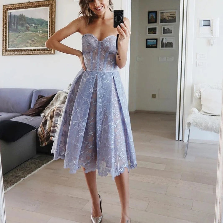 Vivien | Damen-Midikleid mit Korsett-Oberteil, trägerlos und aus Spitze