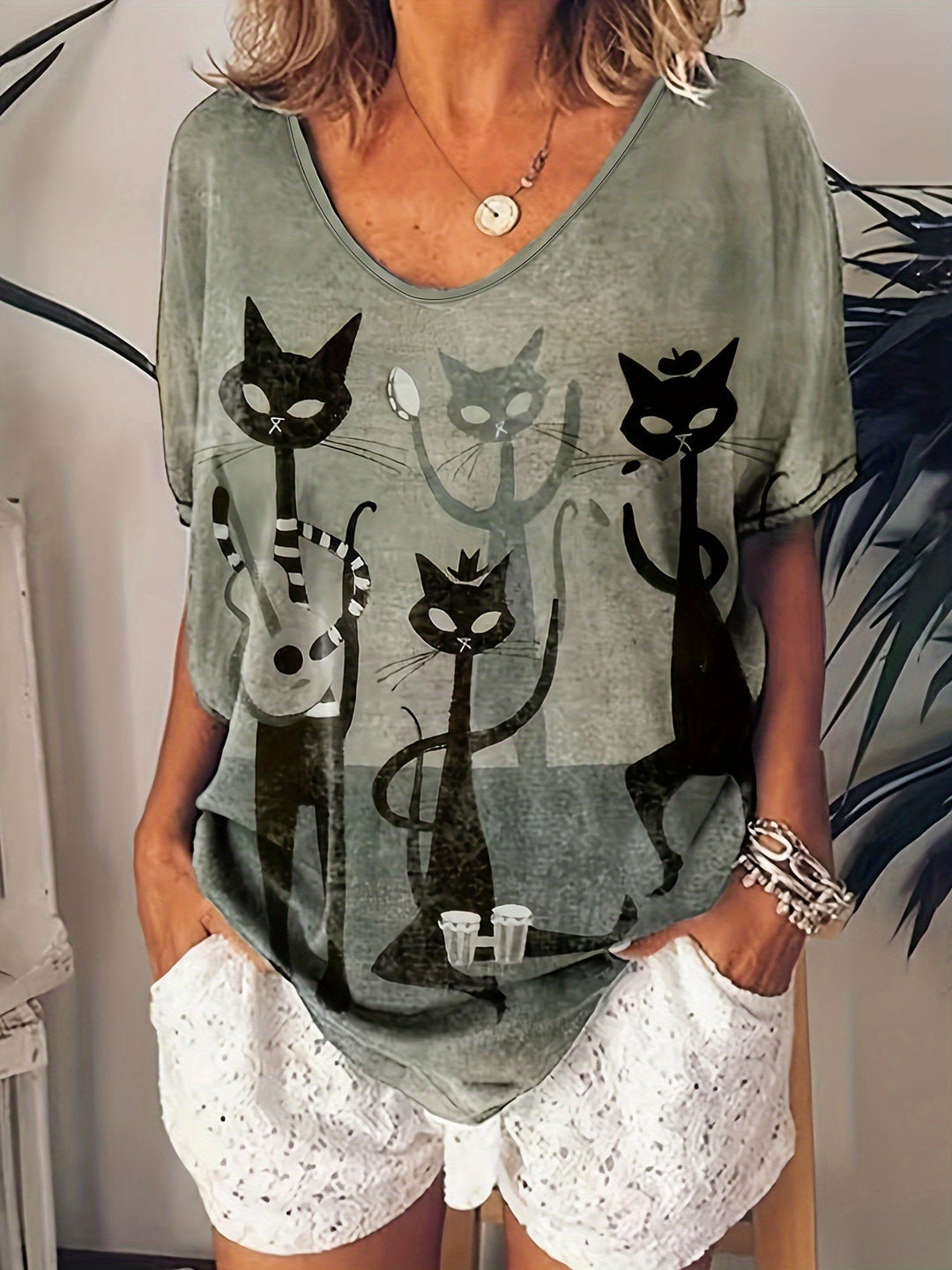 Sue | Lässiges T-Shirt für Damen mit Katzenmotiv und V-Ausschnitt