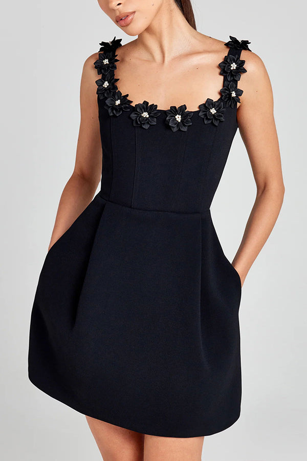 Cindy | Feminines Mini-Kleid für Damen mit Blumenapplikationen