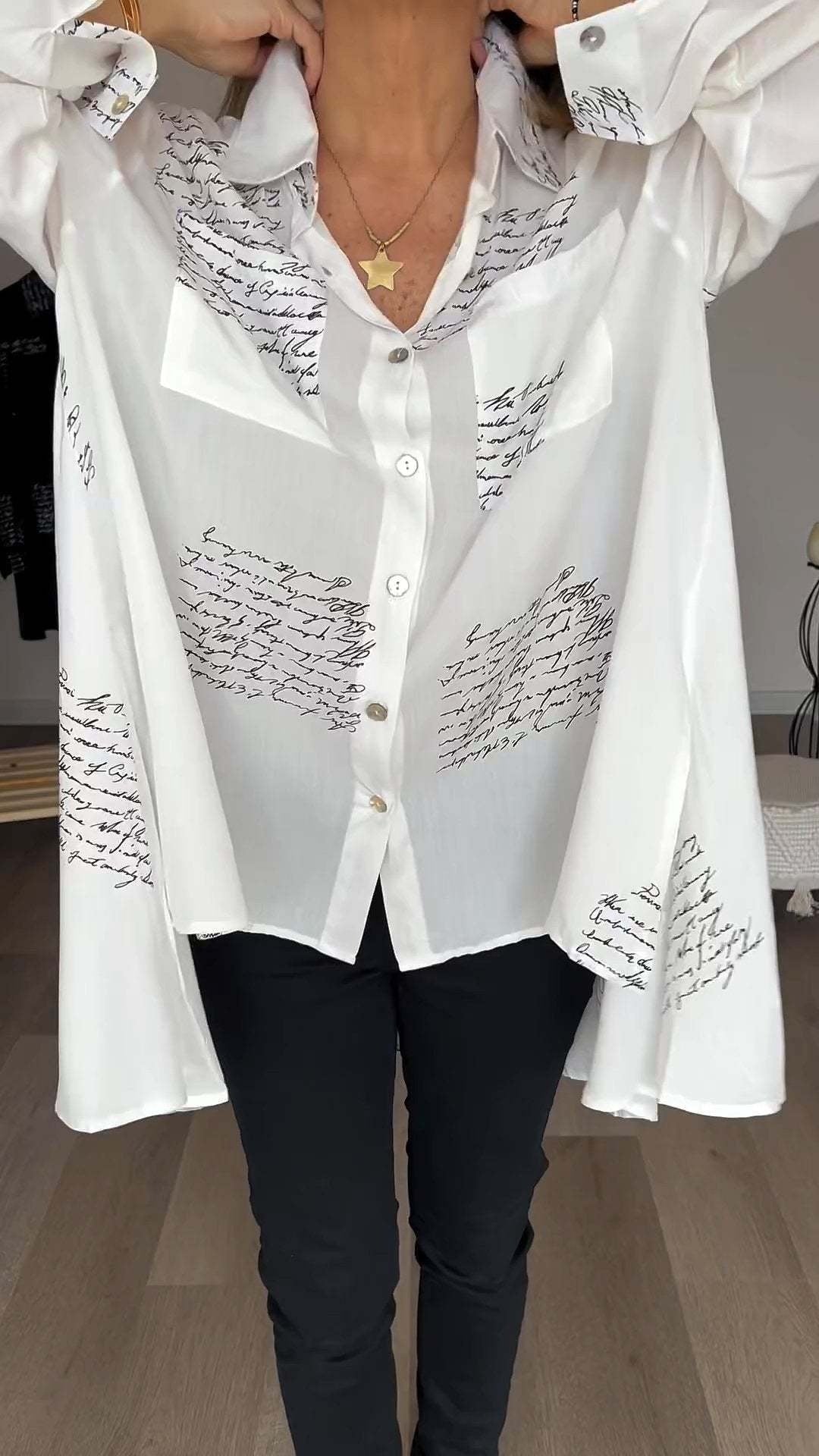 Carla | Handgeschriebene Button-Up-Bluse mit langen Ärmeln