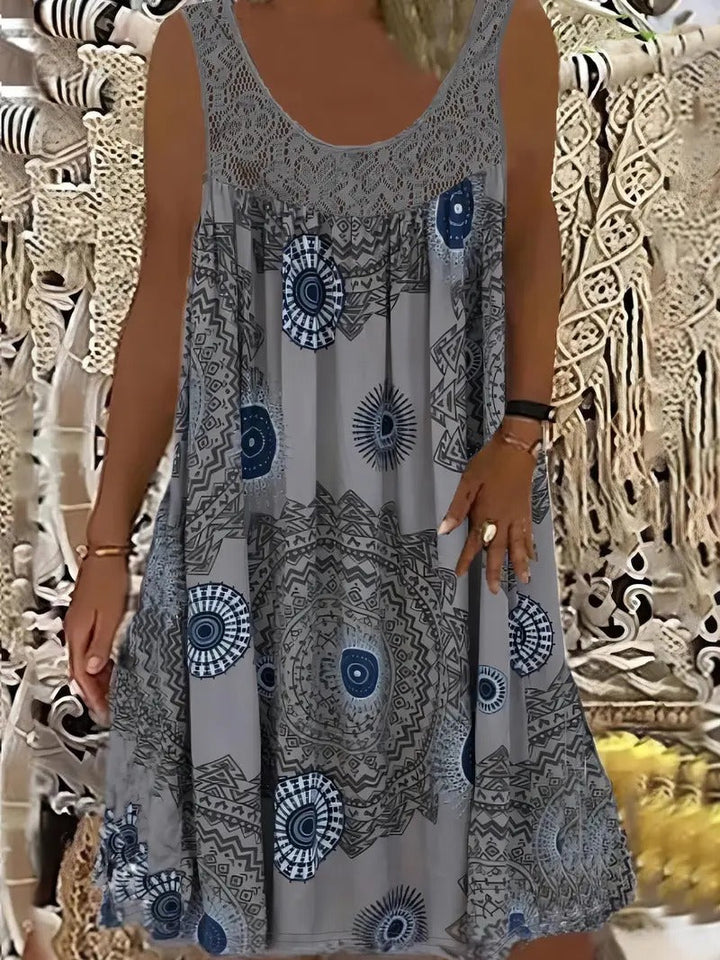 Allure | Besticktes Kleid für Damen mit Kacheldruck und Rundhalsausschnitt