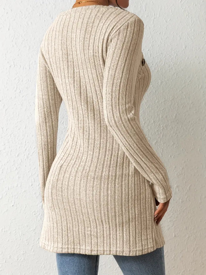 Julia | Asymmetrisches Top für Damen mit Knöpfen und Rippenstruktur