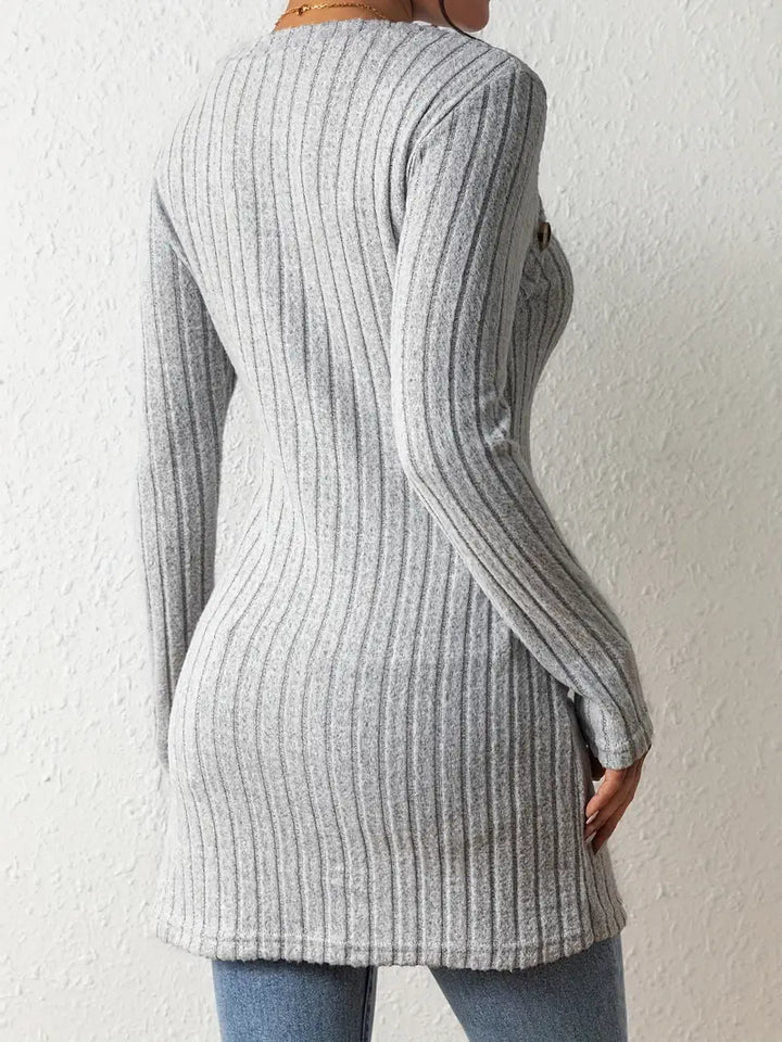 Julia | Asymmetrisches Top für Damen mit Knöpfen und Rippenstruktur