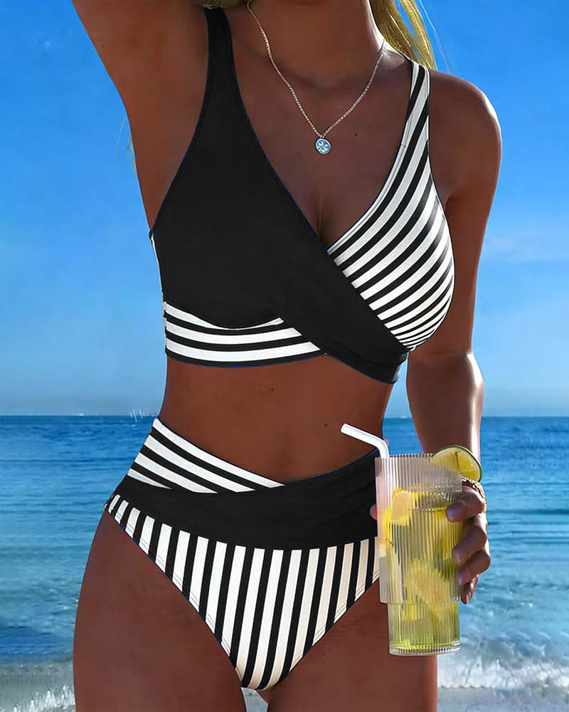 Giulia | Bikini mit V-Ausschnitt und gestreiftem Design