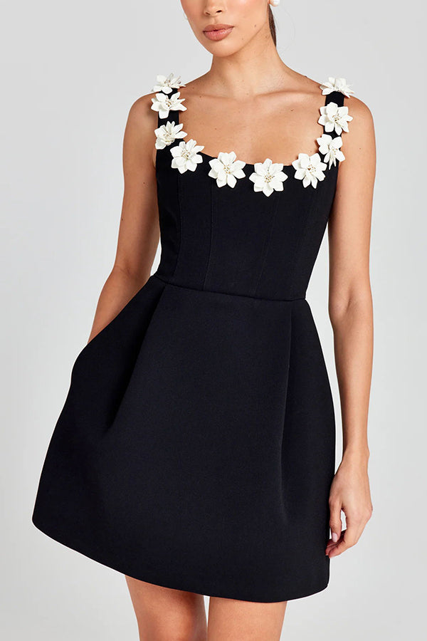 Cindy | Feminines Mini-Kleid für Damen mit Blumenapplikationen