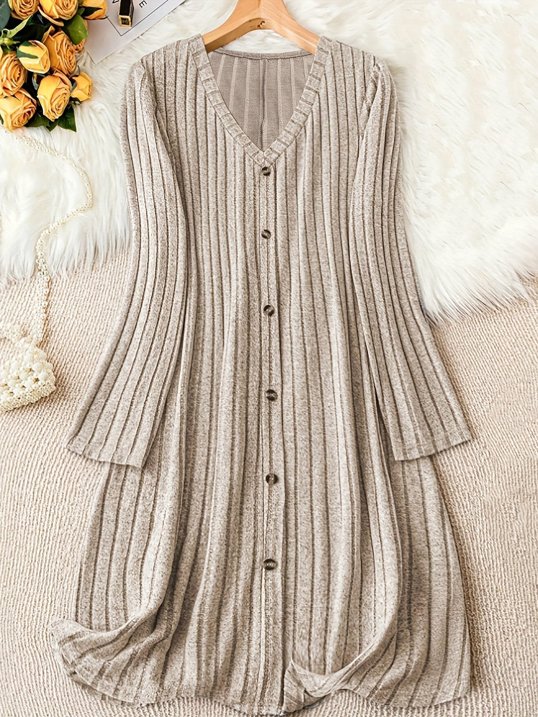 Madelyn | Zeitloses Plus-Size Rippknopfkleid für Damen mit V-Ausschnitt