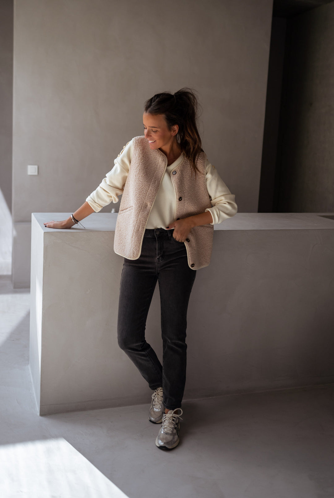 Alina | Damen Weste mit Rundhalsausschnitt, Taschen und Knöpfen