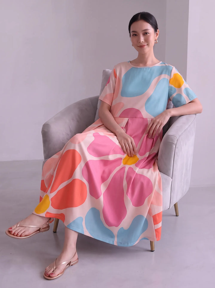 Floria | Robe fleurie vive pour femme avec encolure ronde et manches courtes