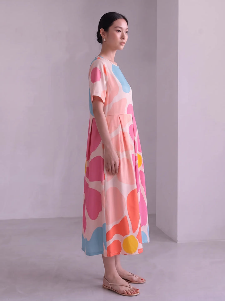 Floria | Robe fleurie vive pour femme avec encolure ronde et manches courtes