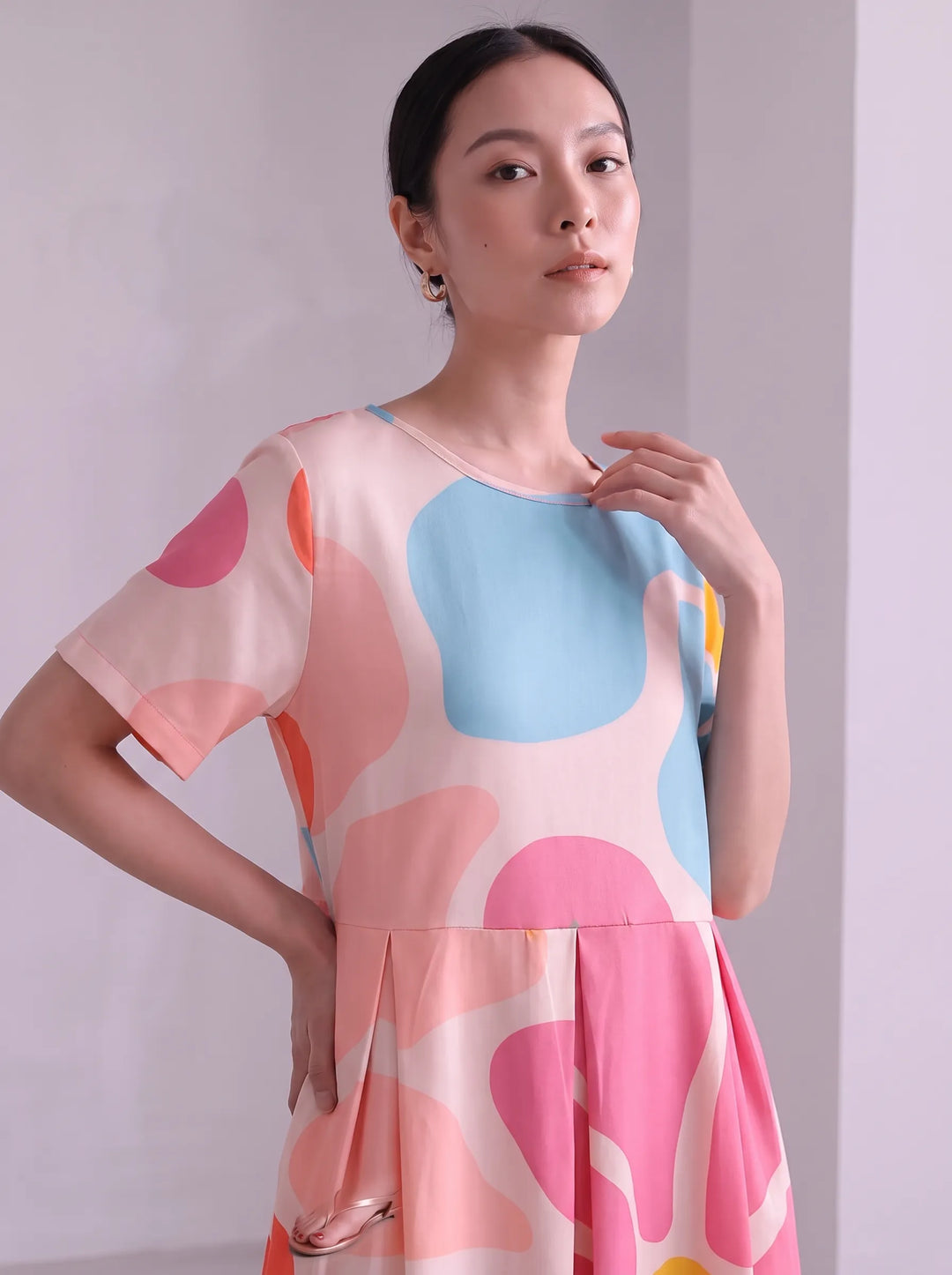 Floria | Robe fleurie vive pour femme avec encolure ronde et manches courtes