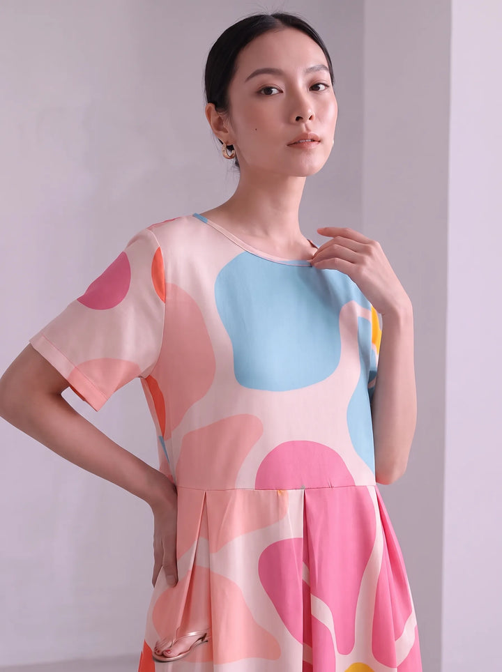 Floria | Robe fleurie vive pour femme avec encolure ronde et manches courtes