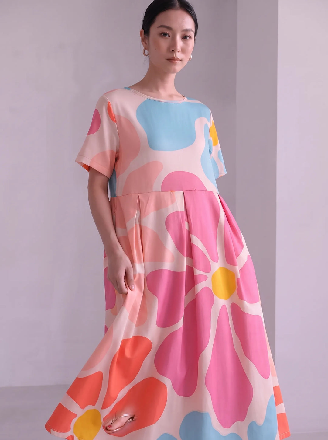 Floria | Robe fleurie vive pour femme avec encolure ronde et manches courtes