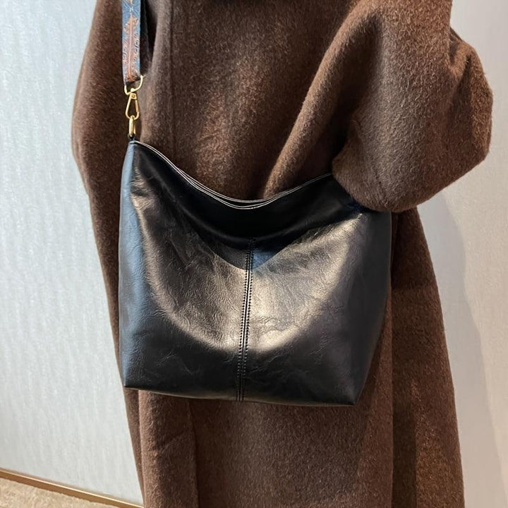 Embjørg | Klassische Schultertasche für Damen mit verstellbarem gemustertem Tragegurt