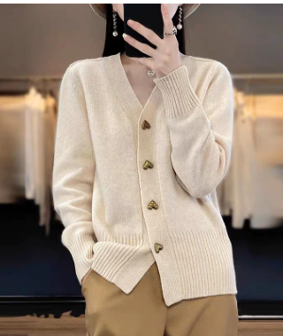 Adele | Eleganter Herzknopf-Cardigan für Damen mit V-Ausschnitt und langen Ärmeln
