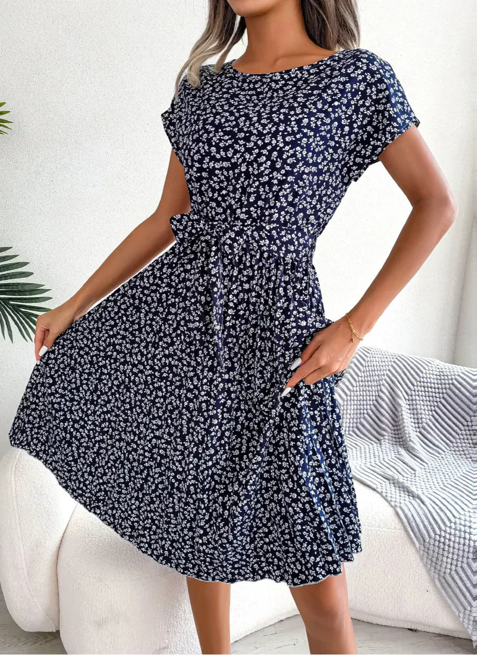 Lilienne | Schickes Sommerkleid für Damen mit Blumenmuster und Rundhalsausschnitt