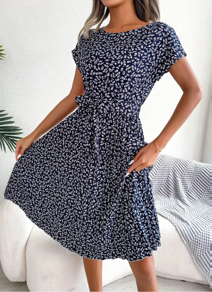 Lilienne | Schickes Sommerkleid für Damen mit Blumenmuster und Rundhalsausschnitt