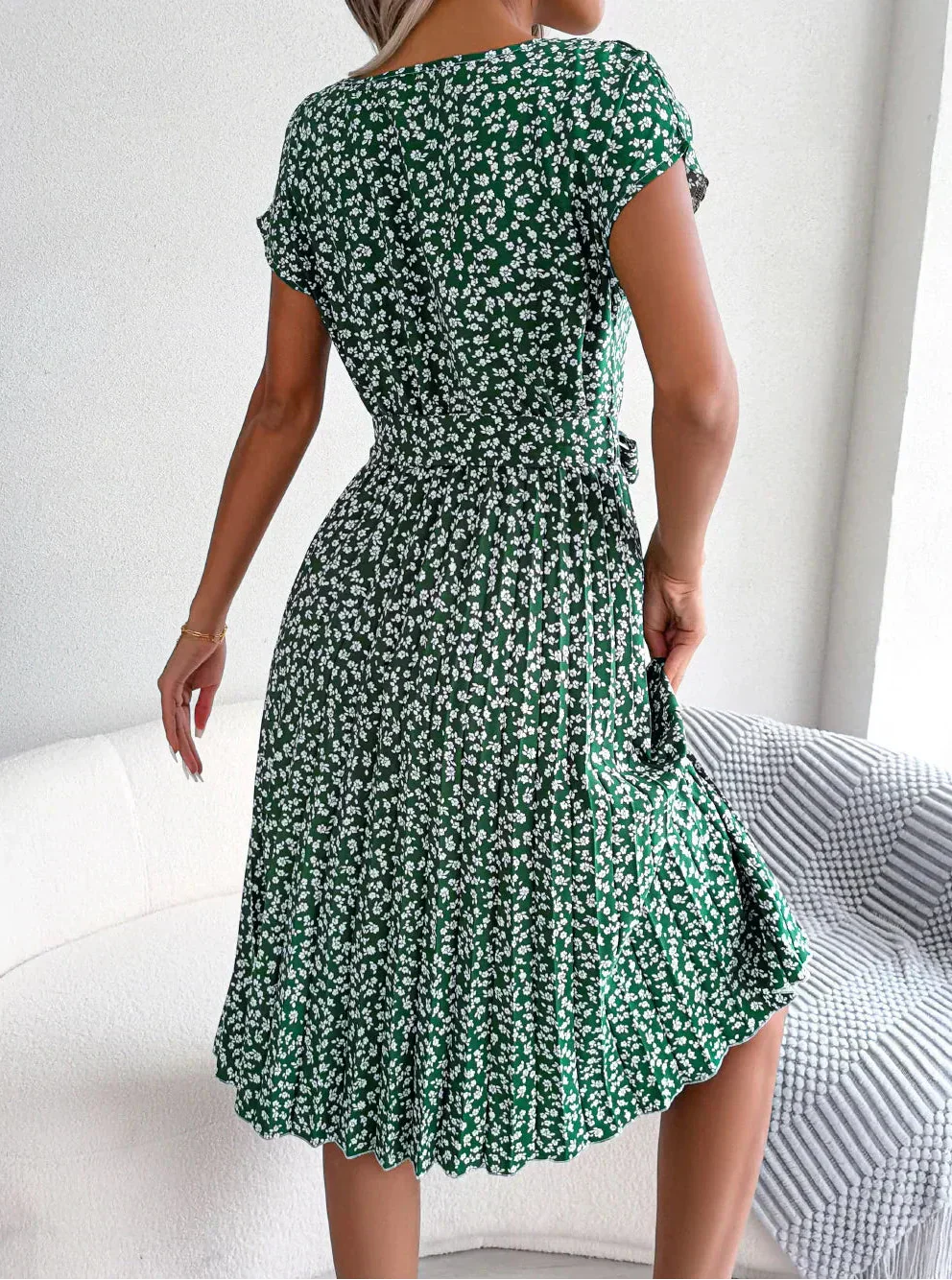 Lilienne | Schickes Sommerkleid für Damen mit Blumenmuster und Rundhalsausschnitt