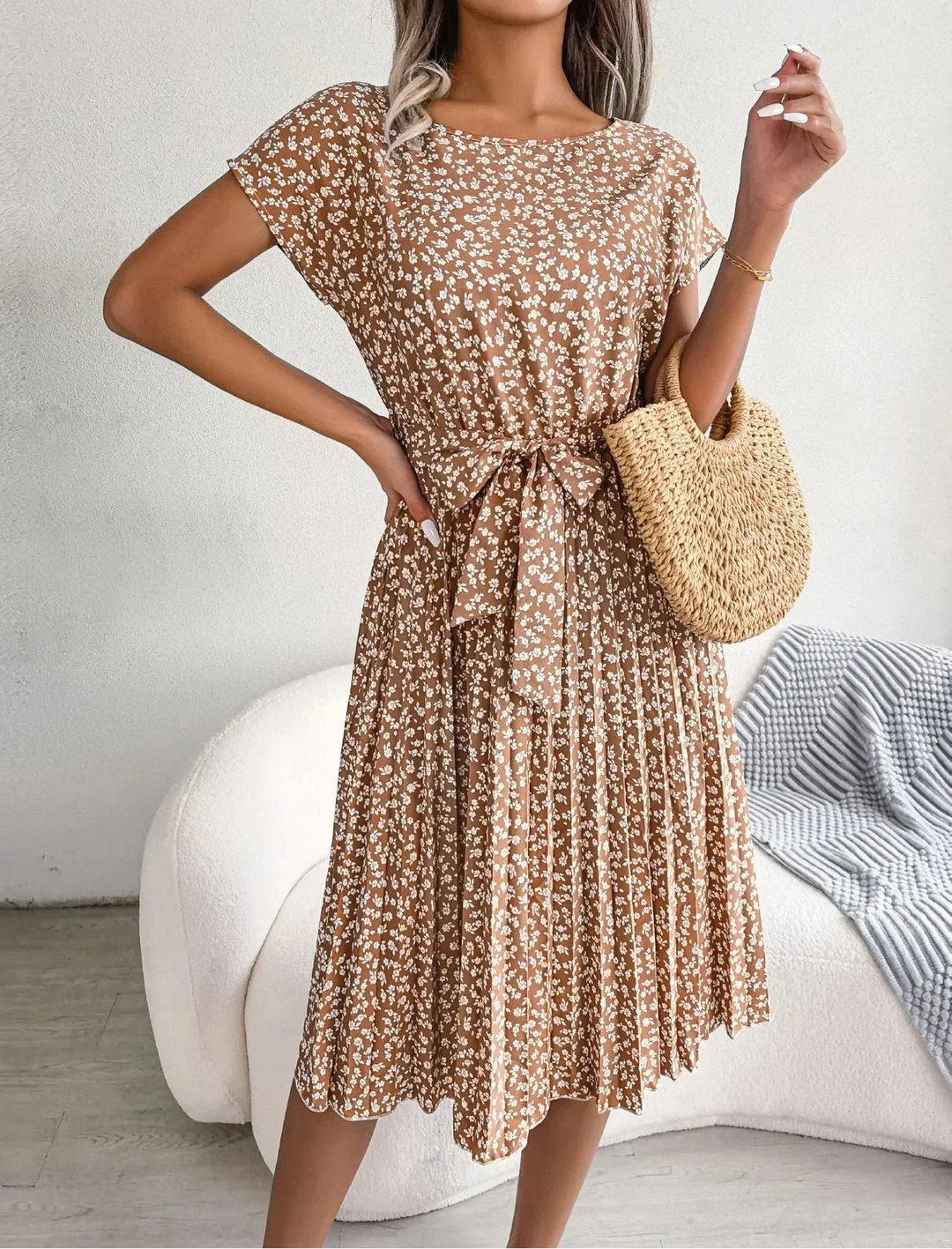 Lilienne | Schickes Sommerkleid für Damen mit Blumenmuster und Rundhalsausschnitt