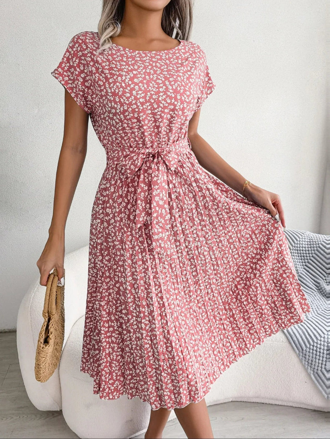 Lilienne | Schickes Sommerkleid für Damen mit Blumenmuster und Rundhalsausschnitt