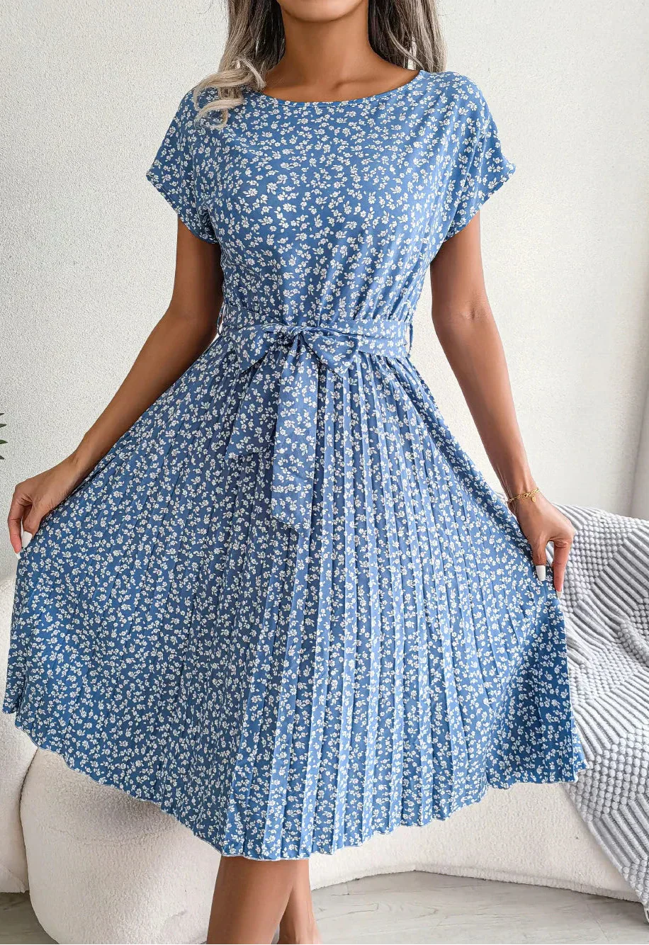 Lilienne | Schickes Sommerkleid für Damen mit Blumenmuster und Rundhalsausschnitt