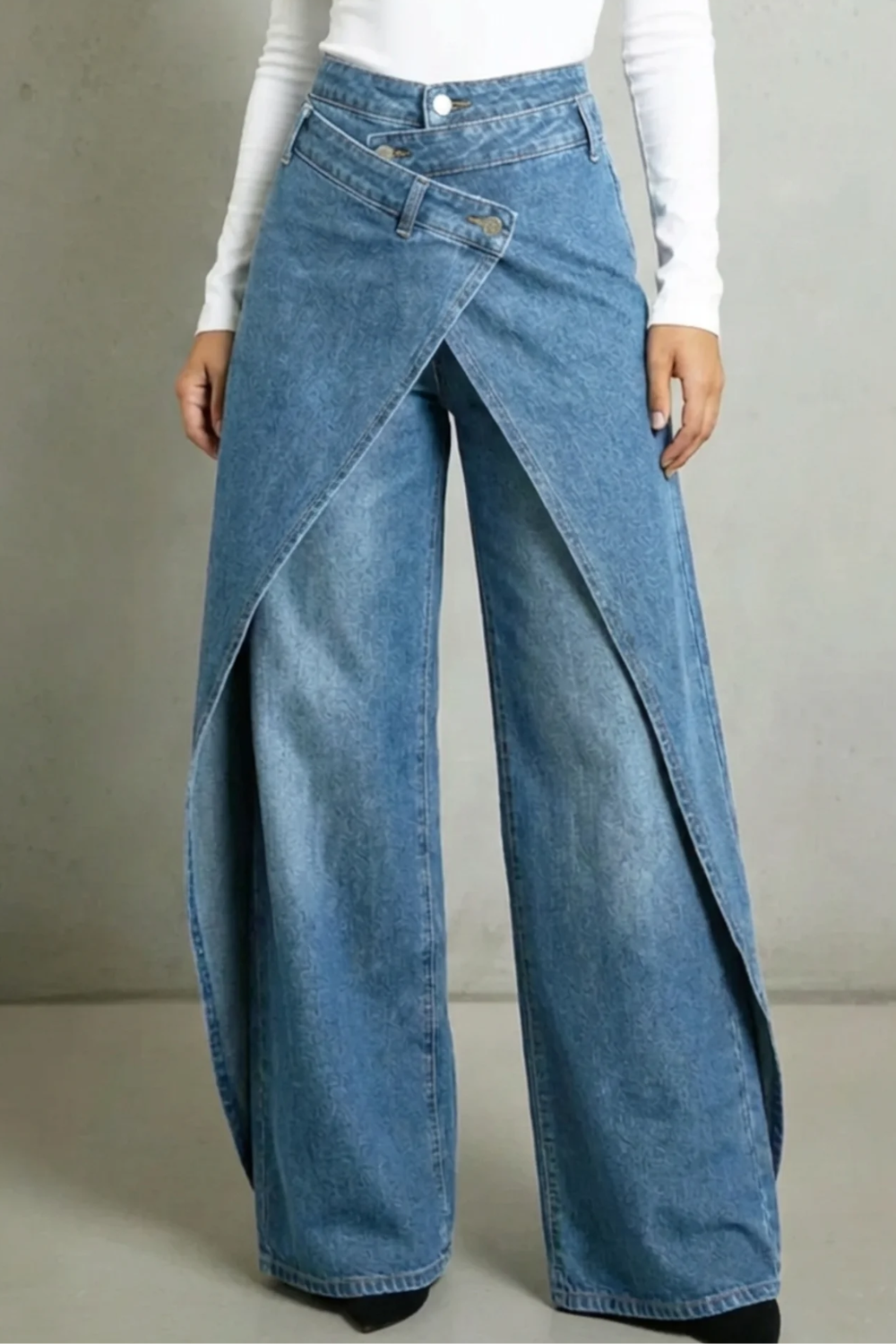 Vintage-inspirierte High-Waisted Denim-Jeans für Damen mit Rüschenbund und Bindegürtel