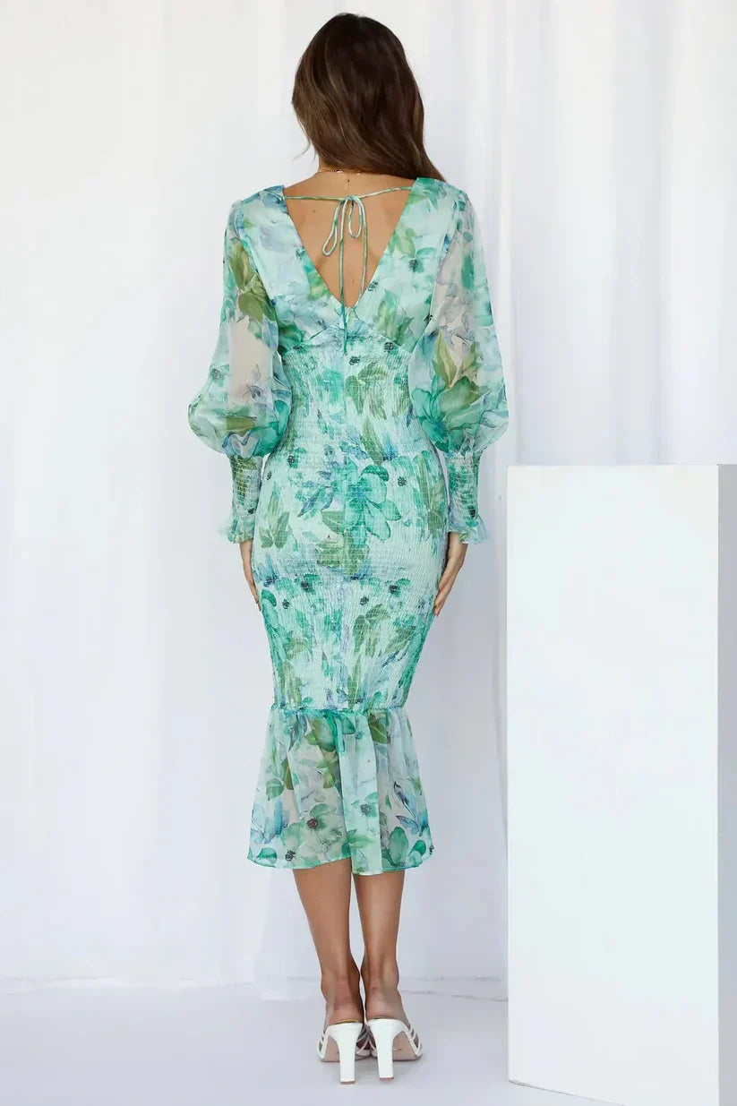 Amara | Wunderschönes Blumenkleid für Damen mit V-Ausschnitt und kurzen Ärmeln