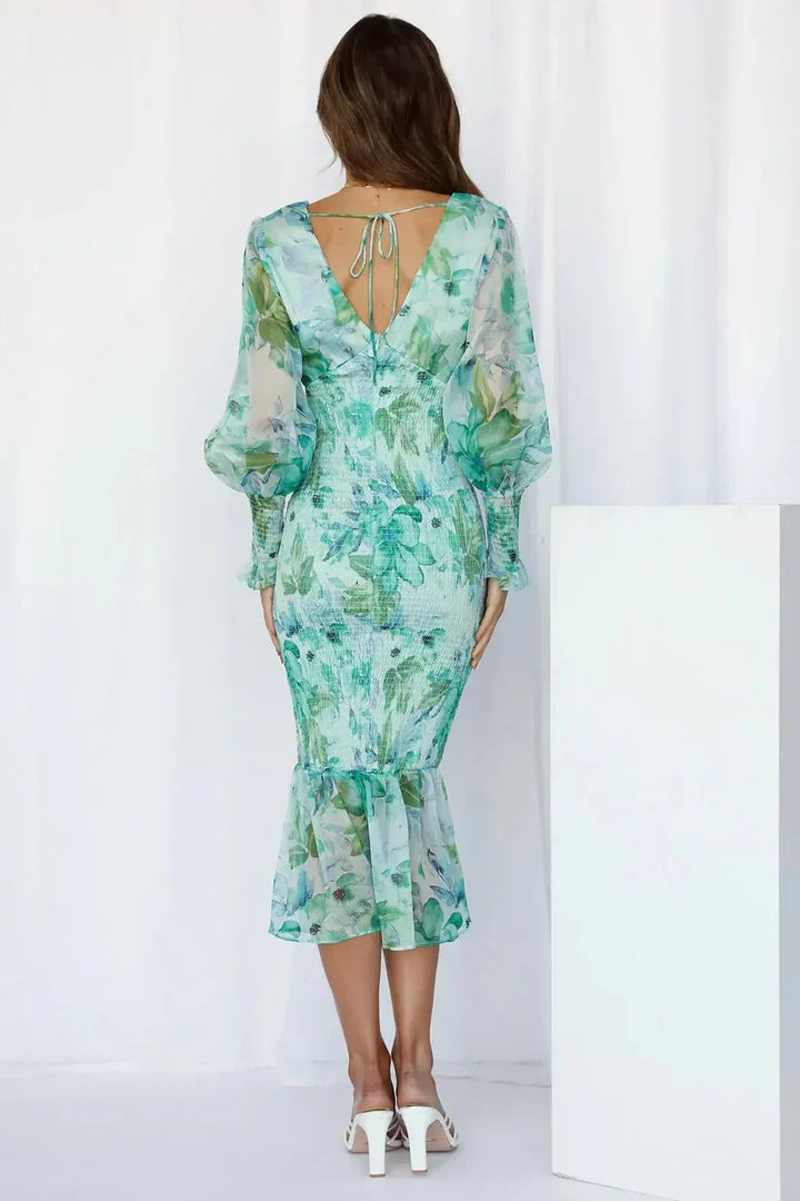 Amara | Wunderschönes Blumenkleid für Damen mit V-Ausschnitt und kurzen Ärmeln
