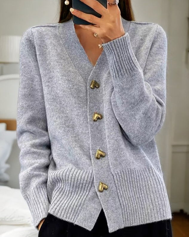 Adele | Eleganter Herzknopf-Cardigan für Damen mit V-Ausschnitt und langen Ärmeln
