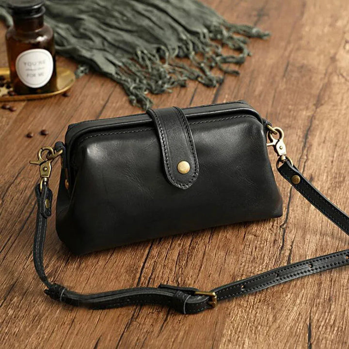 Herdis | Klassische und kompakte Tasche in warmem Cognac-Ton für Damen