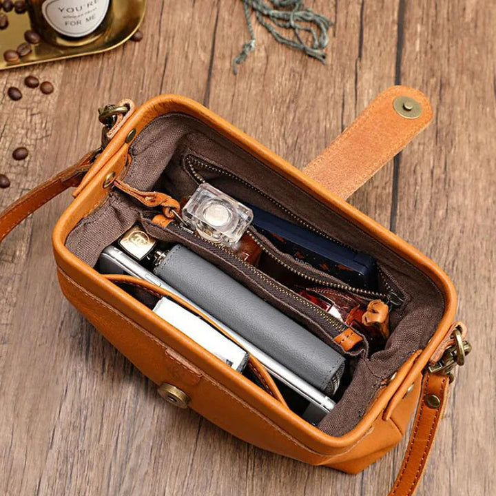 Herdis | Klassische und kompakte Tasche in warmem Cognac-Ton für Damen